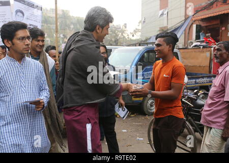 Dacca in Bangladesh. Sinistra Alleanza Democratica Zonayed candidato Saki prendere parte in una campagna elettorale in anticipo di elezioni generali a Dhaka, nel Bangladesh sul dicembre 27, 2018. Più di cento milioni di persone sono attese per il loro voto alle prossime elezioni generali che si terranno il 30 dicembre 2018. © Rehman Asad / Alamy Stock Photo Foto Stock