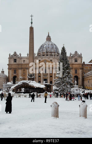 Romani e turisti di visitare Piazza San Pietro ricoperta di neve Foto Stock