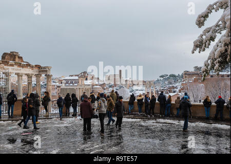 Inverno a Roma. Ai turisti di ammirare la meravigliosa e rara vista del Foro Romano antiche rovine coperte di neve Foto Stock