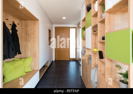 Custom made colorato ripiani in legno nella sala della casa moderna Foto Stock