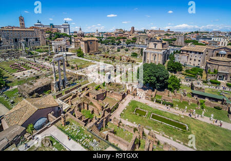Vista panoramica delle rovine della Roma antica del Foro Romano dal Colle Palatino, Roma, Italia Foto Stock