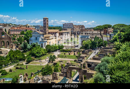 Vista dell'Arco di Tito, il prominente il campanile di Santa Francesca Romana e il possente anfiteatro Colosseo dal Colle Palatino, Foro Romano, Ro Foto Stock