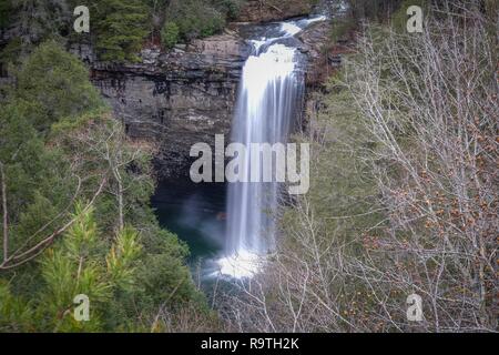 Vista di Foster cade da una cresta lungo il Fiery ventriglio Trail in The Cumberland Plateau in Tennessee. Foto Stock