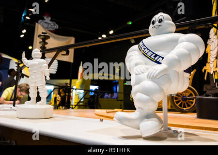 Clermont-Ferrand, Francia. Le figure di Bibendum, noto anche come pneumatico Michelin uomo, all'L'Aventure Michelin museum Foto Stock