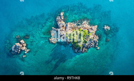 Isola tropicale con mare e palm presi da fuco. Seychelles foto aerea. St Pierre Island Foto Stock