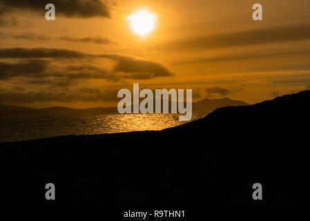 Vista del llyn penisola da Ynys Llanddwyn su Anglesey, Galles del Nord a sunrise. Foto Stock