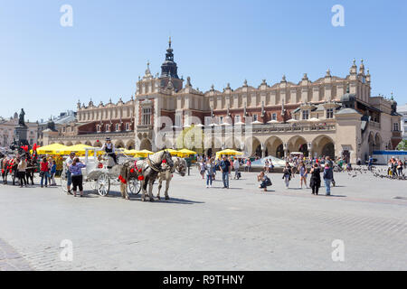 Cracovia in Polonia - 9 giugno 2018. Tradizionale carrello di cavallo nella piazza principale di fronte al panno Hall di Cracovia in Polonia Foto Stock