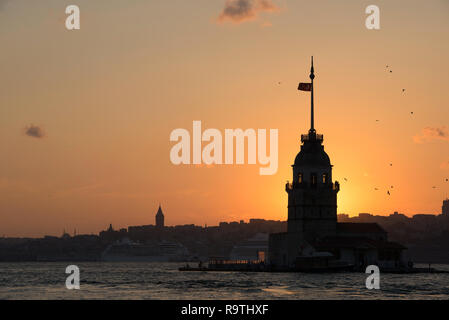 La fanciulla la torre dalla media età del periodo bizantino si trova nel Bosphorus Istanbul, Turchia Foto Stock