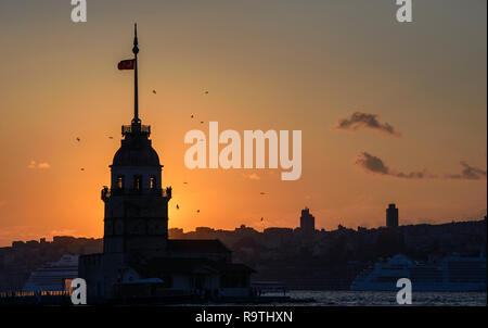 La fanciulla la torre dalla media età del periodo bizantino si trova nel Bosphorus Istanbul, Turchia Foto Stock