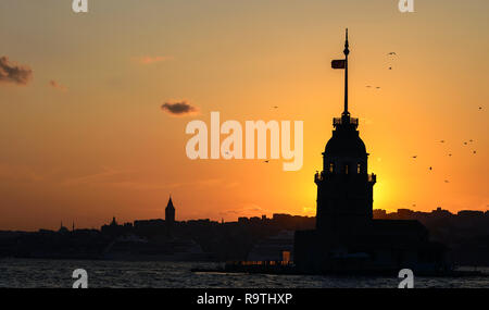 La fanciulla la torre dalla media età del periodo bizantino si trova nel Bosphorus Istanbul, Turchia Foto Stock