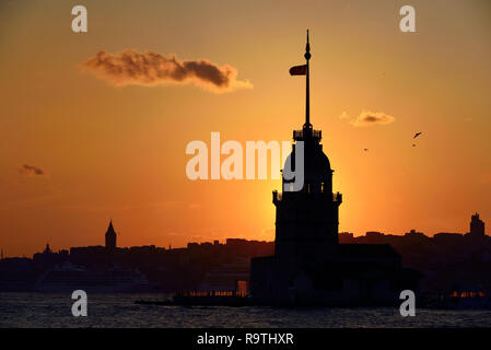 La fanciulla la torre dalla media età del periodo bizantino si trova nel Bosphorus Istanbul, Turchia Foto Stock