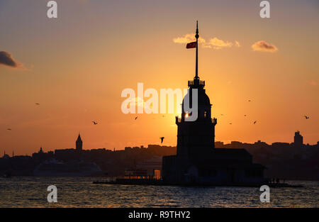 La fanciulla la torre dalla media età del periodo bizantino si trova nel Bosphorus Istanbul, Turchia Foto Stock