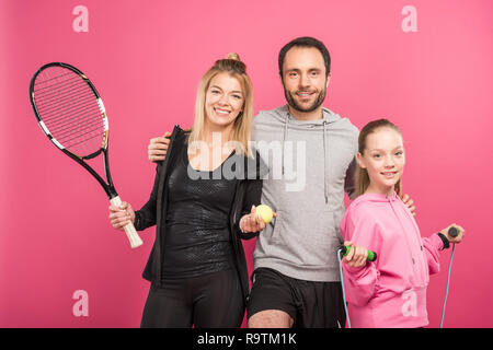 Famiglia di atletica con campi da tennis e attrezzature di corda, isolato in rosa Foto Stock
