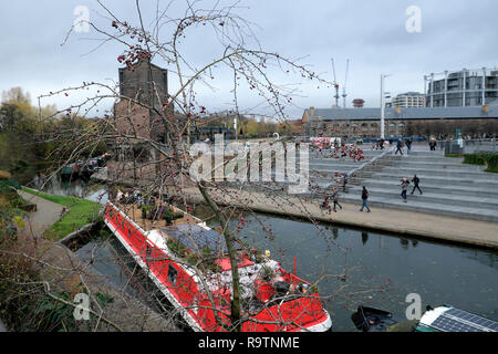 Una barca ormeggiata a Regents Canal vicino a gocce di carbone Yard & Granary Square in inverno in Kings Cross area di Londra NC1 Inghilterra UK KATHY DEWITT Foto Stock