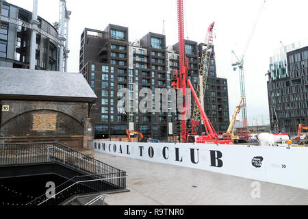 Appartamenti in costruzione in Lewis Cubitt Square e del carbone scende cantiere in Kings Cross area di riqualificazione di Londra NC1 Inghilterra UK KATHY DEWITT Foto Stock