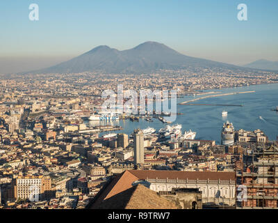 Vista da Castel Sant'Elmo sulla città di Napoli, regione Campania, Italia. Il Monte Vesuvio può essere visto dall'altro lato della baia di Napoli Foto Stock