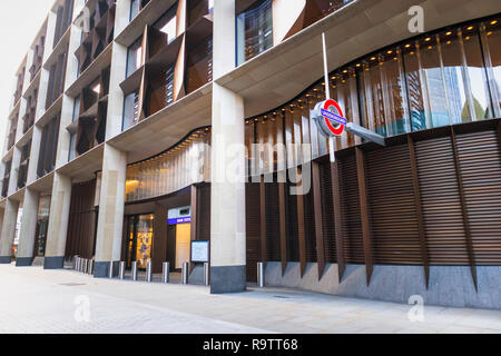 Segno della metropolitana al di fuori del nuovo ingresso alla stazione della metropolitana di Bank sotto l'edificio Bloomberg in Walbrook, London EC4 Foto Stock