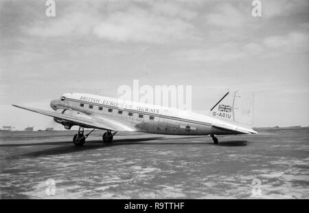 Un BEA, British European Airways, Douglas DC-3 aereo, registrazione G-AGIU, a terra in un aeroporto in Inghilterra. Fotografia in bianco e nero presa verso la metà degli anni cinquanta. Foto Stock