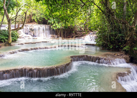 Kuang Si Waterall vicino a Luang Prabang, Laos - esotica piscine a cascata di travertino acque blu turchese in Asia Foto Stock