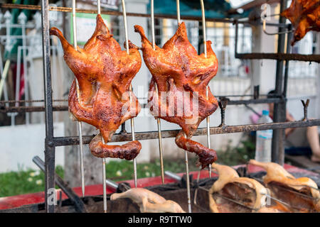 Appendere i polli arrosto / anatre a Outdoor venditore ambulante a Luang Prabang, Laos Foto Stock