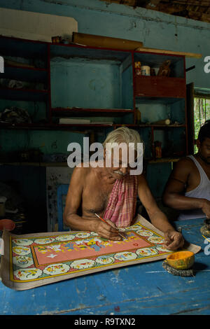 07 25 2007-Pittura artigianale ; Raghurajpur chiamato villaggio dell'artista ; famoso per aver realizzato patta Chitras ; puri ; Bhubaneswar Orissa INDIA asia Foto Stock