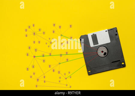 Un disco floppy da 3,5 " nostalgia di pollice su giallo colore di sfondo per il design creativo, CD, poster, prenota, stampa carta regalo, flyer, rivista web & stampa . Foto Stock