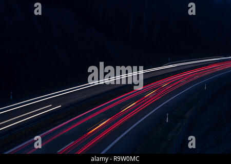 Sentieri di luce in autostrada in Germania Foto Stock