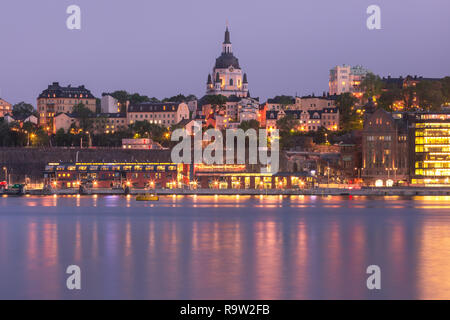 Sodermalm waterfront con Chiesa di Catherine nella Città Vecchia di notte a Stoccolma , capitale della Svezia Foto Stock