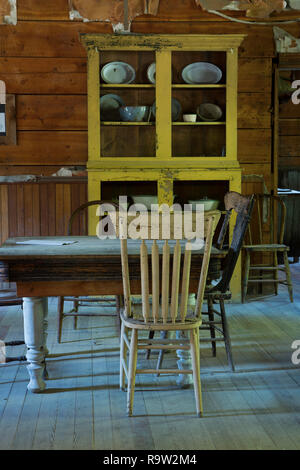 La sala da pranzo in una vecchia casa in Granato città fantasma nel Montana, USA. Foto Stock