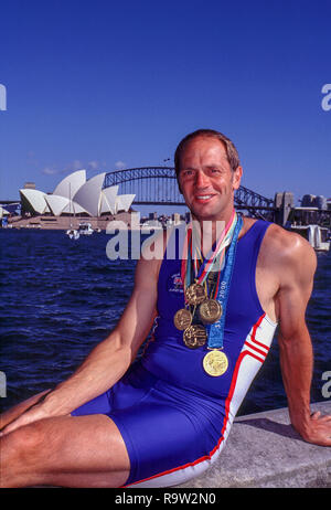 Sydney Olimpiadi di estate, 2000,Porto di Sydney, Australia, 01/10/2000 - domenica mattina, guardando attraverso, Cockle Shell Bay, verso l', Sydney Opera House e il Sydney Harbour Bridge, Steven Redgrave, con i suoi cinque medaglie d'oro, mobile 44 (0) 973 819 551 [Credito Pietro Spurrier/ Intersport immagini] Foto Stock