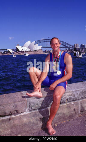 Sydney Olimpiadi di estate, 2000,Porto di Sydney, Australia, 01/10/2000 - domenica mattina, guardando attraverso, Cockle Shell Bay, verso l', Sydney Opera House e il Sydney Harbour Bridge, Steven Redgrave, con i suoi cinque medaglie d'oro, mobile 44 (0) 973 819 551 [Credito Pietro Spurrier/ Intersport immagini] Foto Stock