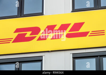 Logo DHL Berlin Germania cartello DHL Foto Stock