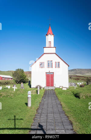 Il coperto di rosso la Chiesa Skeidflatarkirkja, Dyrholaey, Myrdalur, Islanda. Foto Stock