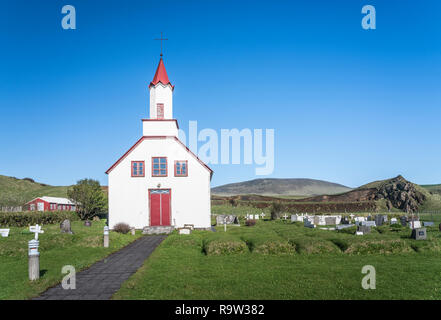 Il coperto di rosso la Chiesa Skeidflatarkirkja, Dyrholaey, Myrdalur, Islanda. Foto Stock