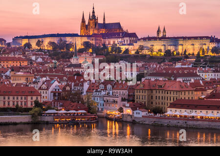 Lo skyline di Praga di notte con il castello di Praga e la cattedrale di San Vito sulla collina di Mala Strana di Praga Repubblica Ceca Europa Foto Stock
