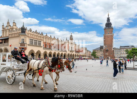 Town Hall Tower (Wieża ratuszowa) e il panno Hall (Sukiennice) nella piazza principale ( Rynek Główny ), Cracovia, in Polonia Foto Stock