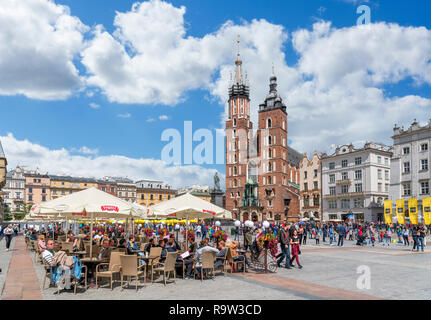 Cafe di fronte la Basilica di St Mary nella piazza principale ( Rynek Główny ), Cracovia, in Polonia Foto Stock