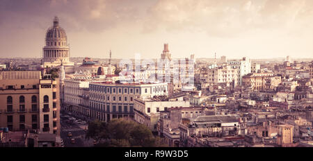 Skyline di Havana, Cuba, con il Capitolio edificio in background. Foto Stock