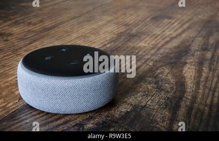 Terza generazione di Eco Dot smart speaker con Alexa da Amazon Foto Stock