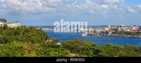 Vista panoramica e il paesaggio di Malecon seawall di Havana, Cuba, dal Morro Castle. Foto Stock