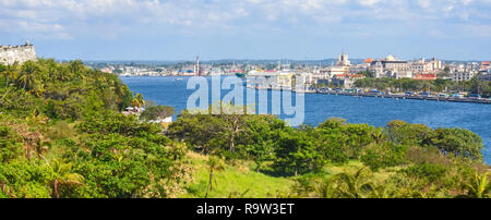 Vista panoramica e il paesaggio di Malecon seawall di Havana, Cuba, dal Morro Castle. Foto Stock