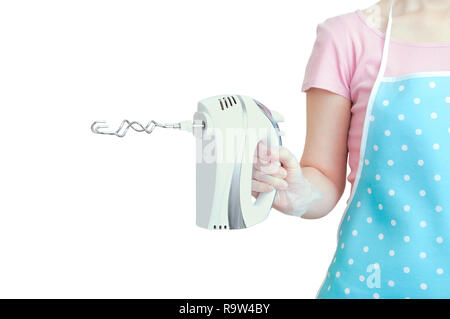 La ragazza nel Grembiule da cucina con un miscelatore in mano. Close-up. Isolare bianco Foto Stock