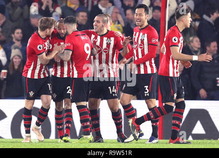 Southampton Nathan Redmond (seconda a sinistra) festeggia con i compagni di squadra dopo il West Ham United Angelo Ogbonna (non raffigurata) punteggi un proprio obiettivo durante il match di Premier League a St Mary's, Southampton. Foto Stock