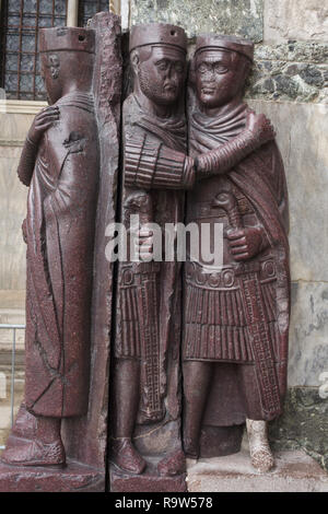 Ritratto di quattro Tetrarchi. Il porfido gruppo scultoreo di quattro imperatori romani datato intorno al 300 D.C. fissata ad un angolo della facciata della Basilica di San Marco (Basilica di San Marco a Venezia, Italia. Foto Stock