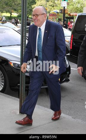 NEW YORK, NY - 11 Maggio: ex sindaco della città di New York Rudy Giuliani spotted arrivando a Midtown Manhattan ristorante a New York New York il 11 maggio 2016. Photo credit: Rainmaker foto/MediaPunch Foto Stock
