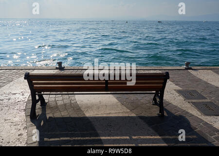 Banco di vuoto nella parte anteriore di mare o lago Foto Stock