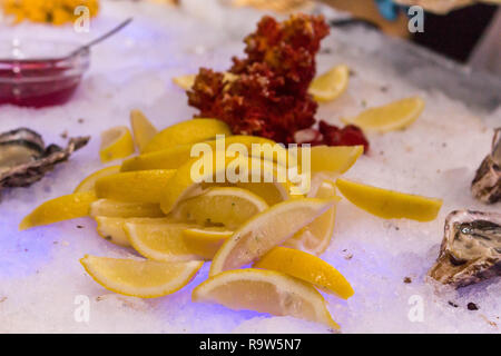 Servire con ghiaccio, limoni, conchiglie e oyster Foto Stock