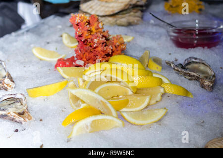 Servire con ghiaccio, limoni, conchiglie e oyster Foto Stock