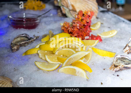 Servire con ghiaccio, limoni, conchiglie e oyster Foto Stock