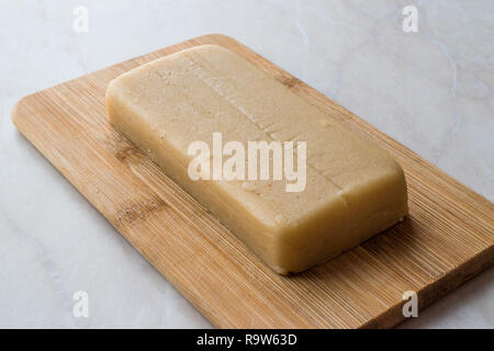 In casa di pasta di mandorla marzapane tutta sulla tavola di legno. Alimenti biologici. Foto Stock